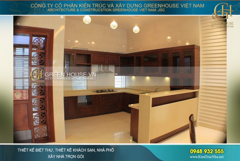 Khu vực phòng bếp được thiết kế cơ bản hoàn thiện với đầy đủ tủ kệ, nội thất gỗ cao cấp