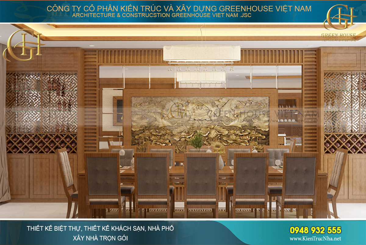 Phía sau bàn ăn là thiết kế kệ tủ lớn ốp sát vào tường dùng để làm tủ đựng rượu và đóng khung tranh điêu khắc cỡ đại, làm điểm nhấn nổi bật tại phòng ăn