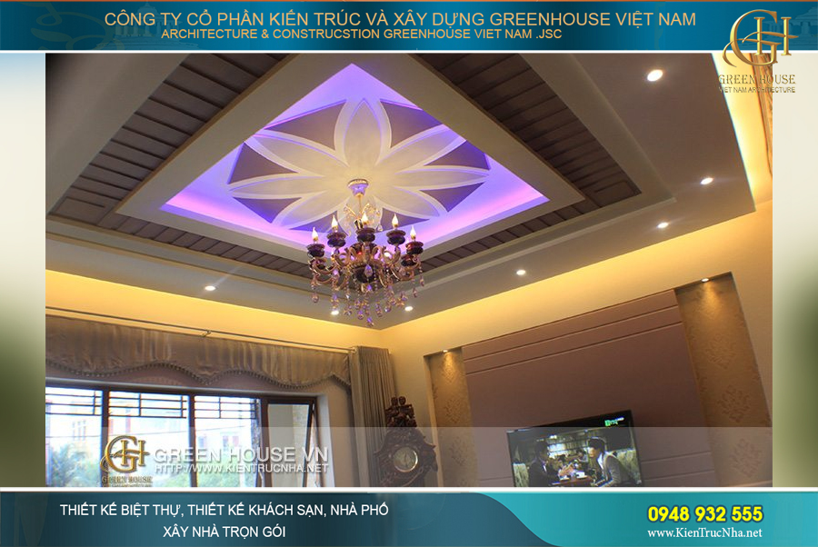 Thiết kế trần nhà cùng đèn chùm với kiểu dáng lộng lẫy, xa hoa vô cùng nổi bật trong không gian phòng khách